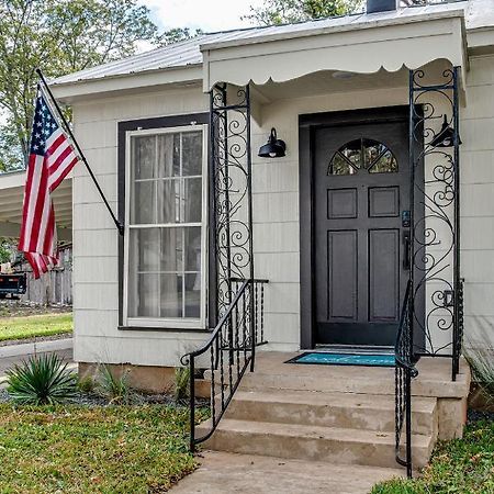 Southern Charm - Near Main With Hot Tub Фредериксбург Екстериор снимка