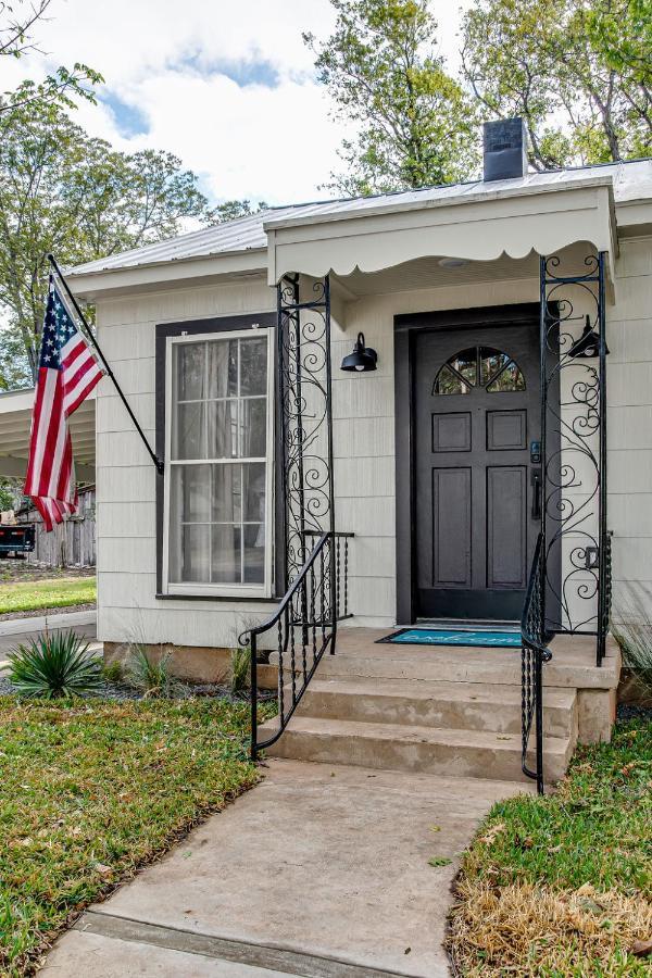 Southern Charm - Near Main With Hot Tub Фредериксбург Екстериор снимка