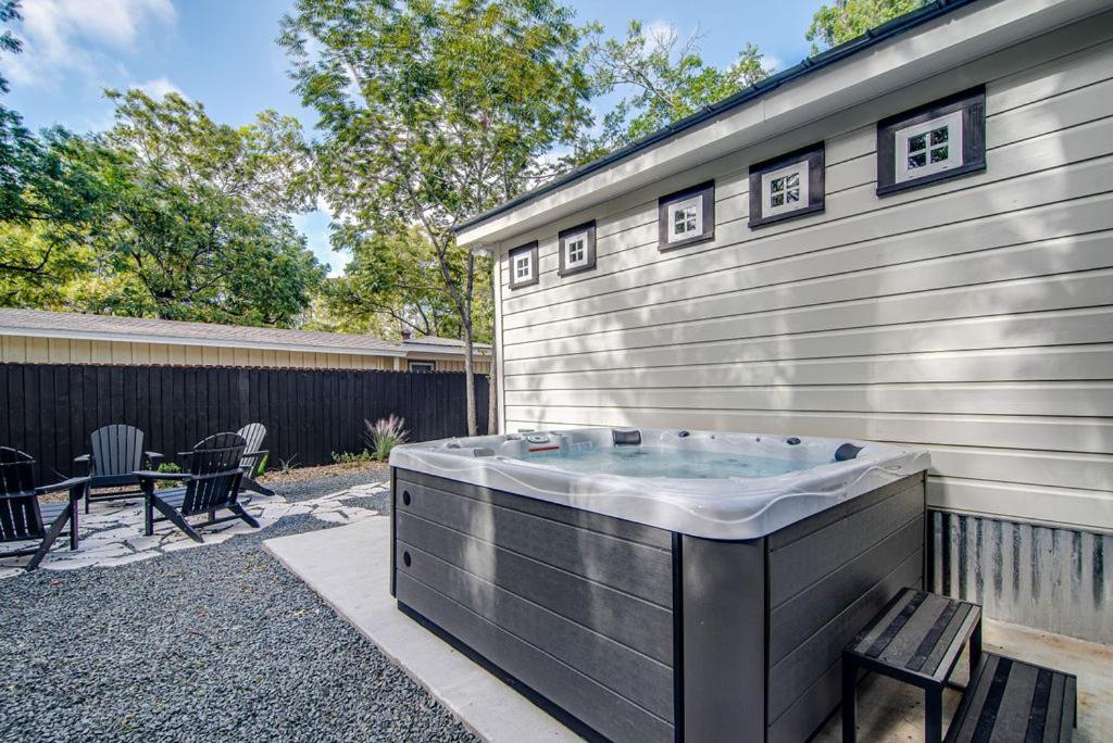 Southern Charm - Near Main With Hot Tub Фредериксбург Екстериор снимка