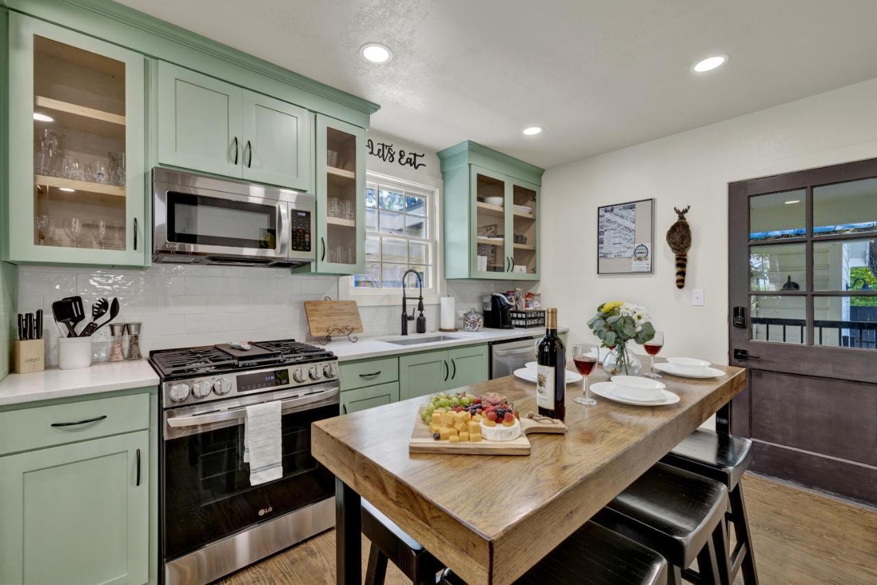 Southern Charm - Near Main With Hot Tub Фредериксбург Екстериор снимка
