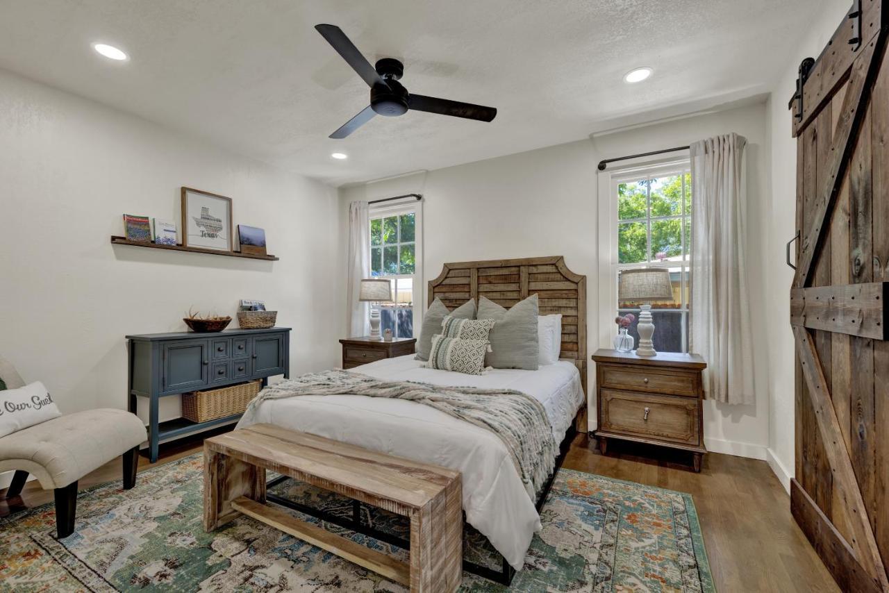 Southern Charm - Near Main With Hot Tub Фредериксбург Екстериор снимка