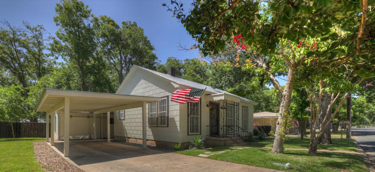 Southern Charm - Near Main With Hot Tub Фредериксбург Екстериор снимка